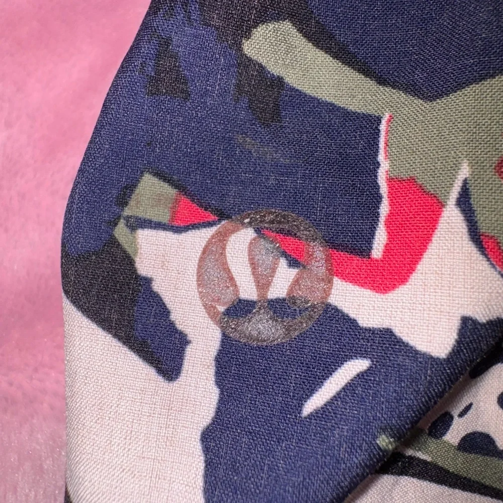 Lululemon - Picture 3 of 3